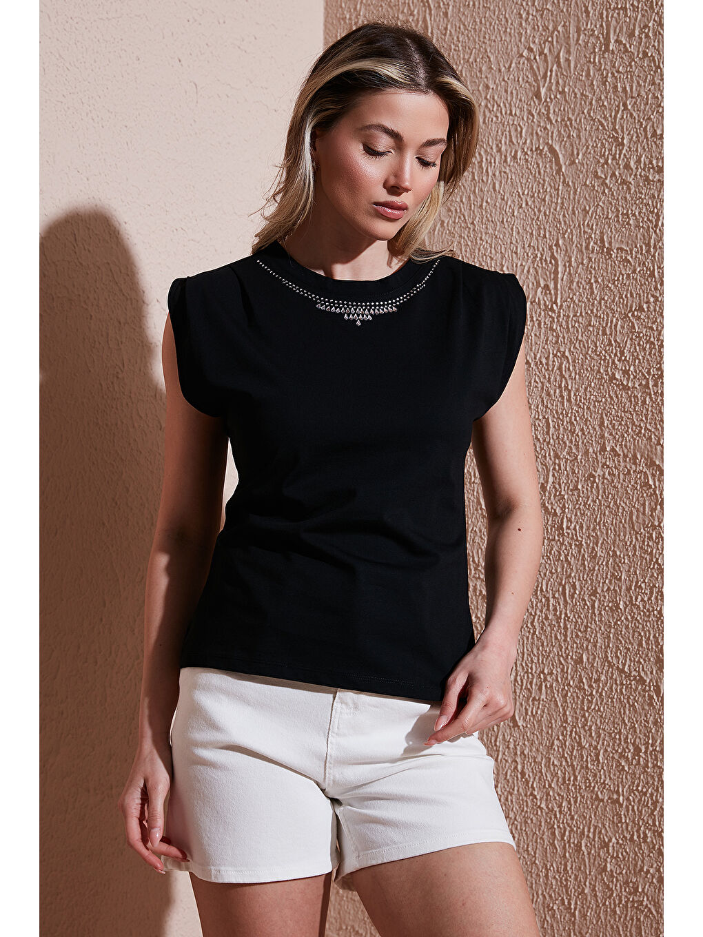 Siyah % 100 Pamuk Standart Fit Bisiklet Yaka Taşlı Bluz 25Y0472K1-3