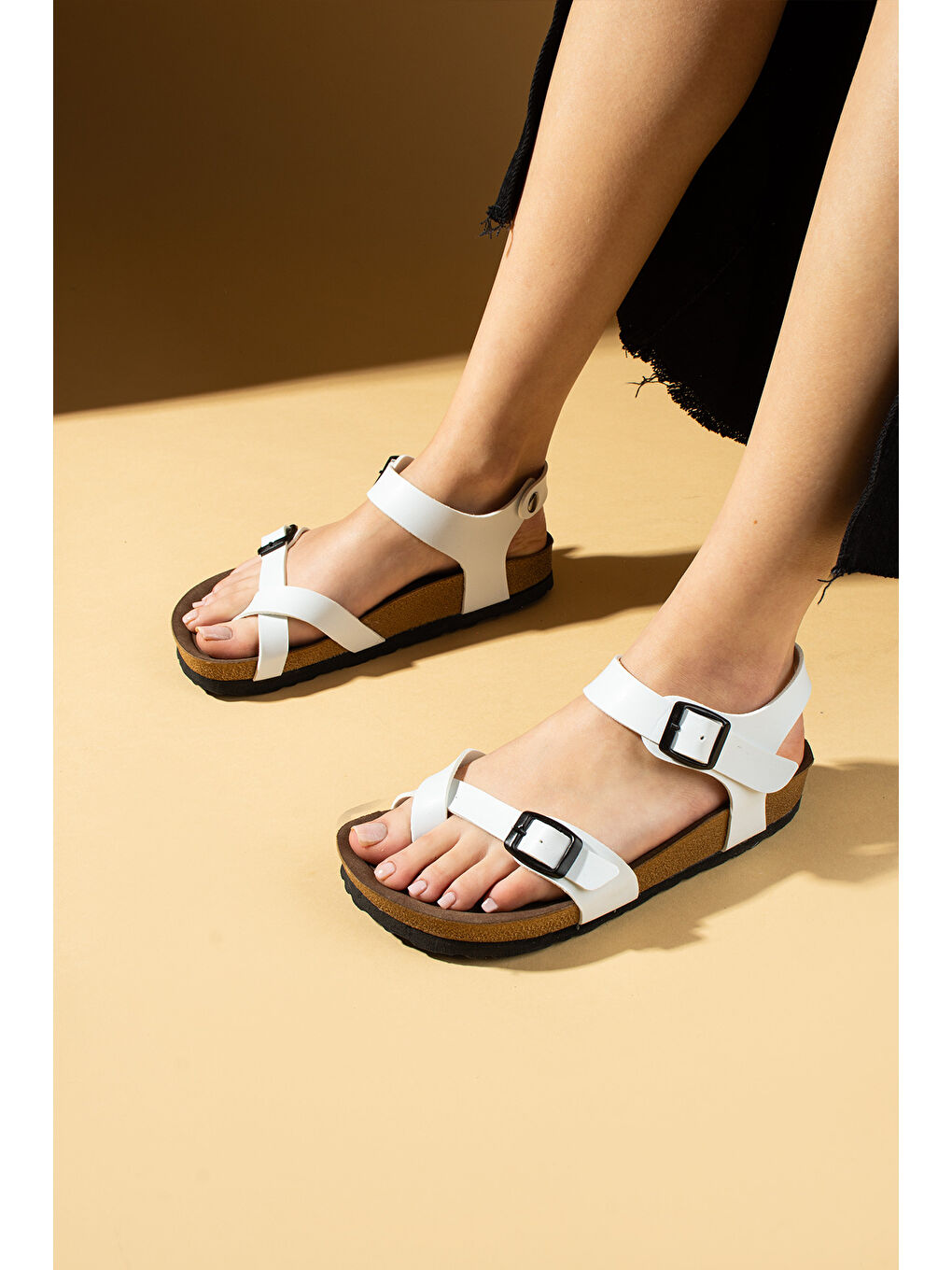 Beyaz Parmak Arası Çift Tokalı Rahat Taban Kadın Sandalet 011-700-25Cilt