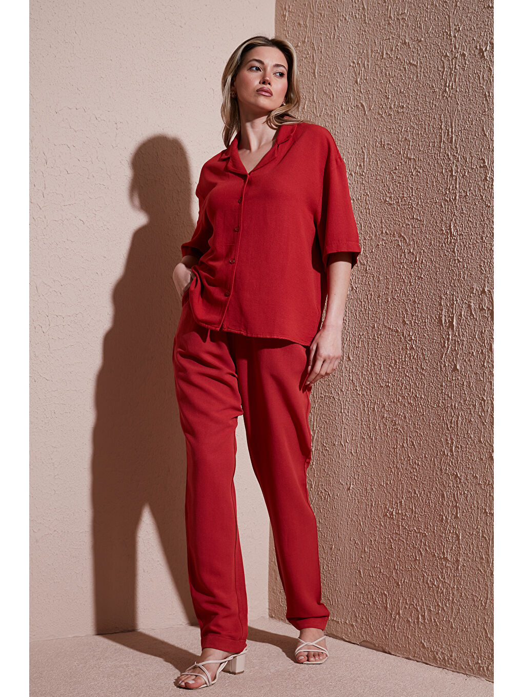 Kahverengi Relaxed Fit Normal Bel Düz Paça Pantolon 25Y0550K1-2