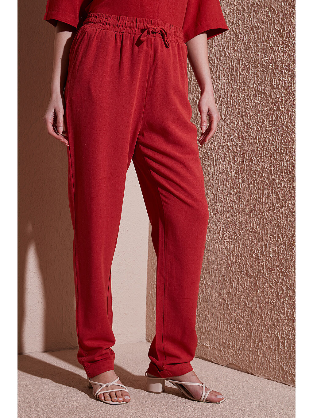 Kahverengi Relaxed Fit Normal Bel Düz Paça Pantolon 25Y0550K1-3