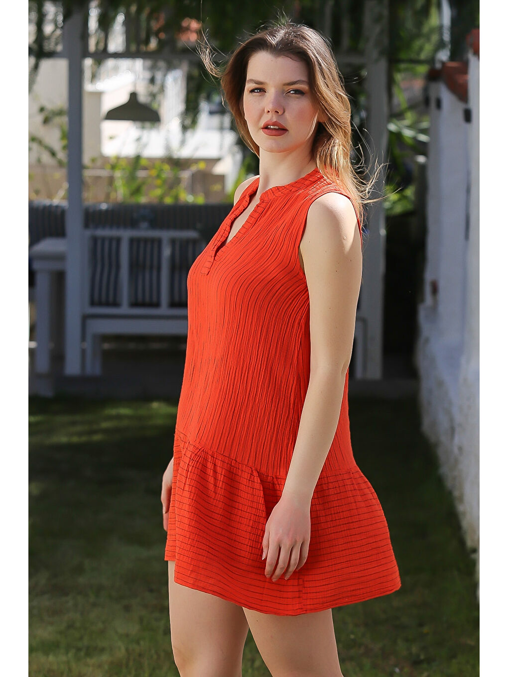 Kırmızı Narçiçeği Hakim Yaka Kolsuz Çizgili Yıkamalı Etek Ucu Fırfırlı Casual Dokuma Elbise 92 50-5