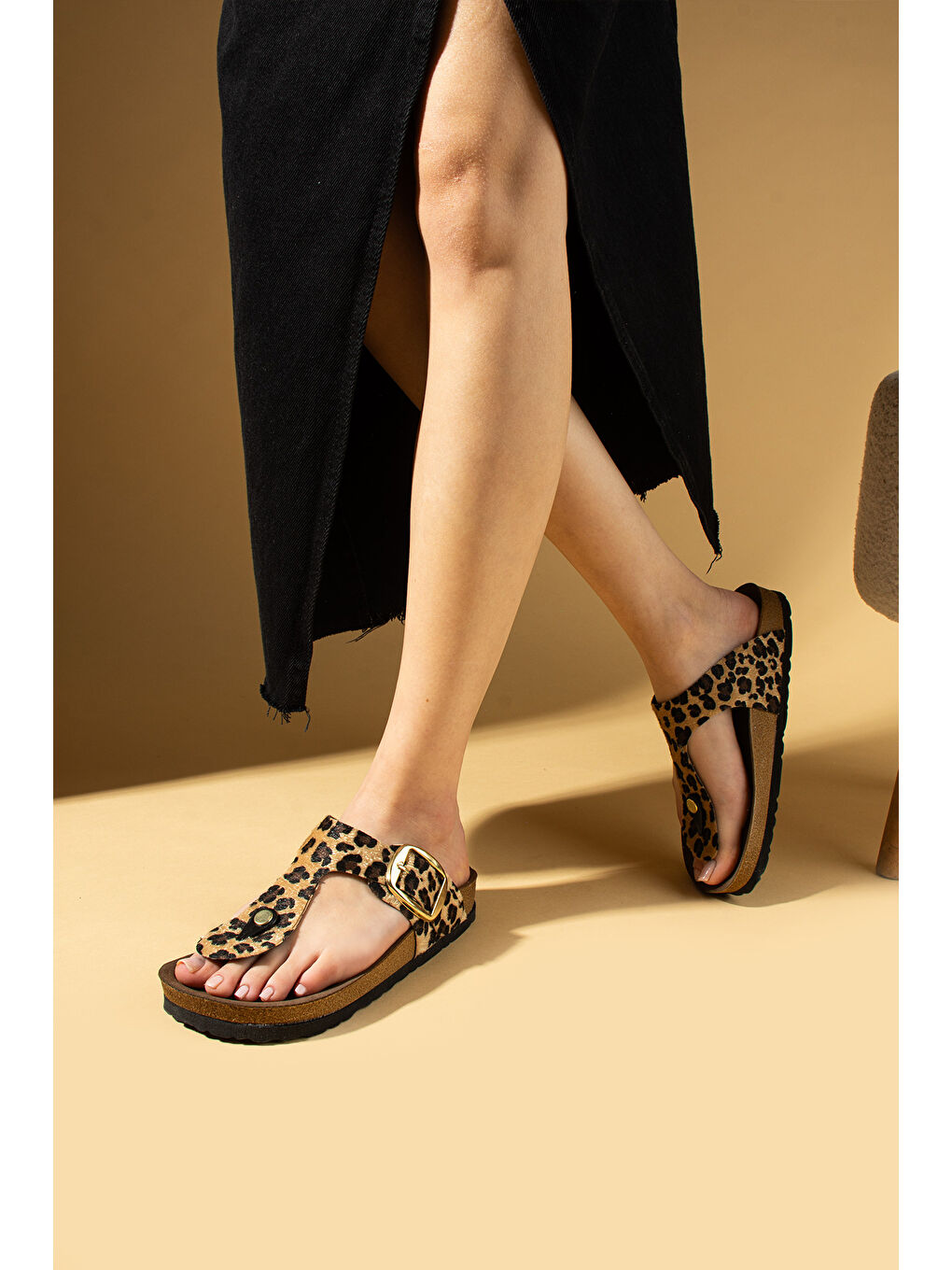 Kahverengi Parmak Arası Gold Tokalı Rahat Taban Kadın Terlik 011-710-25Nubuk-2