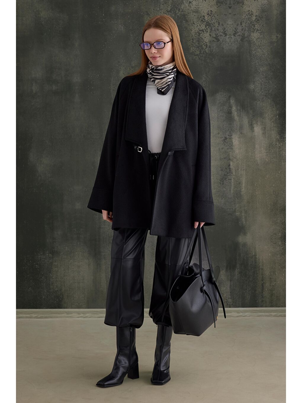 Kemer Detaylı Kaban Siyah