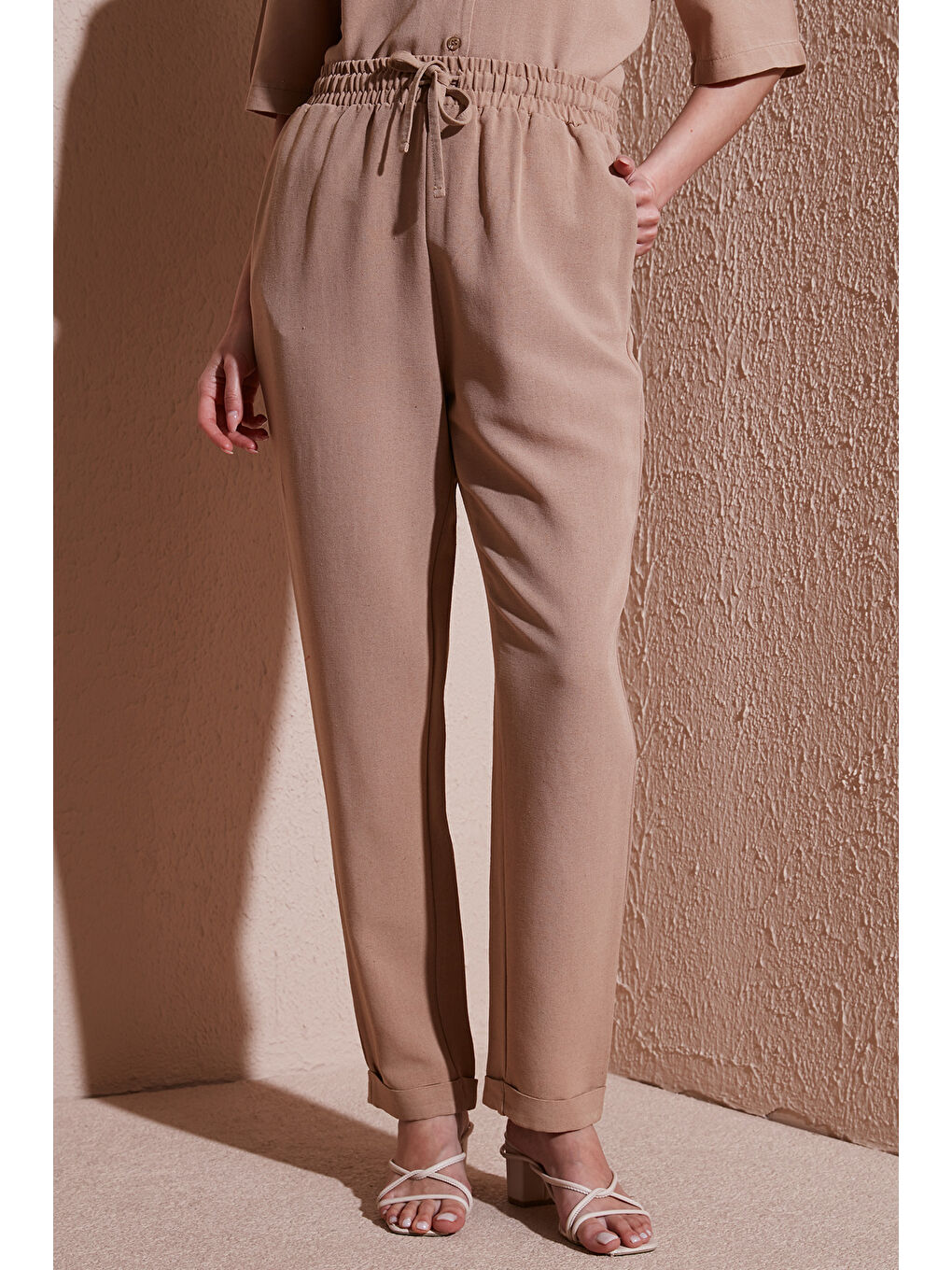 Bej Relaxed Fit Normal Bel Düz Paça Pantolon 25Y0550K1