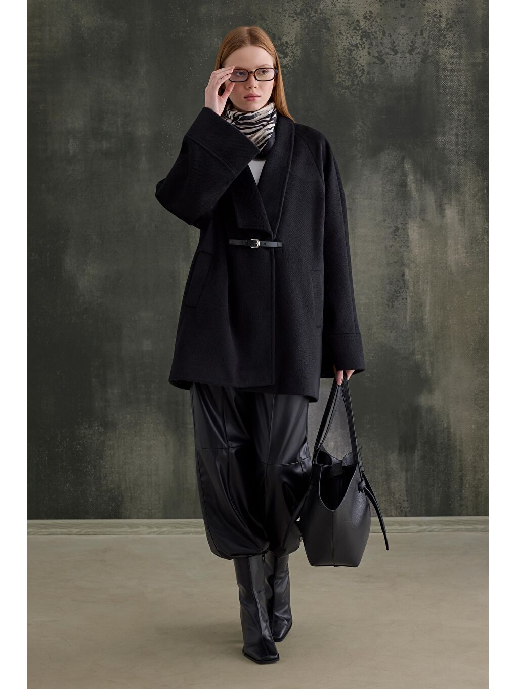 Kemer Detaylı Kaban Siyah-1