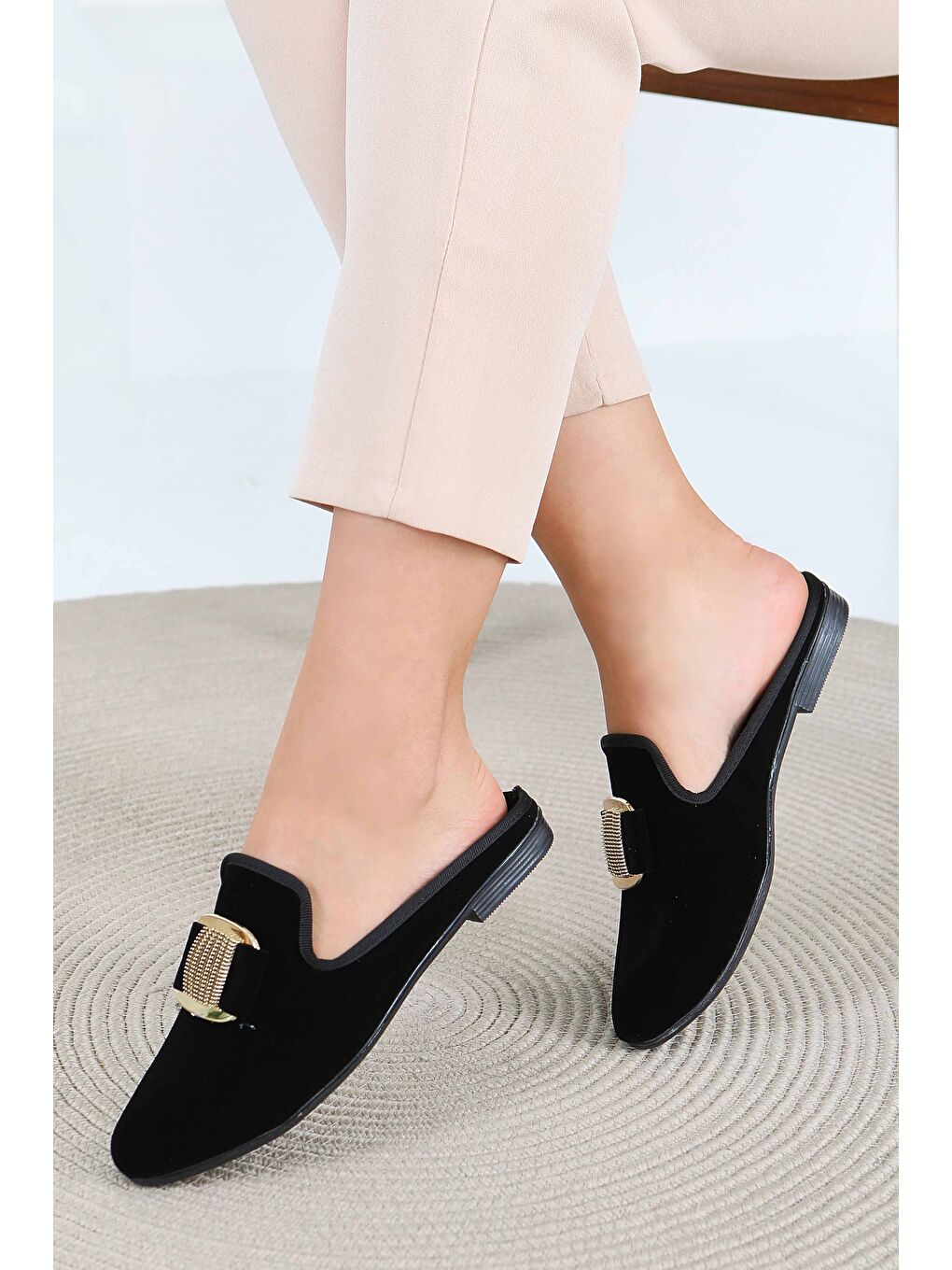 Kadın Siyah Ucu Sivri Süet Tokalı Terlik - 27786-SIYAH-1