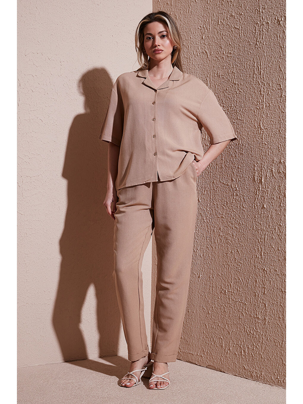 Bej Relaxed Fit Normal Bel Düz Paça Pantolon 25Y0550K1-1