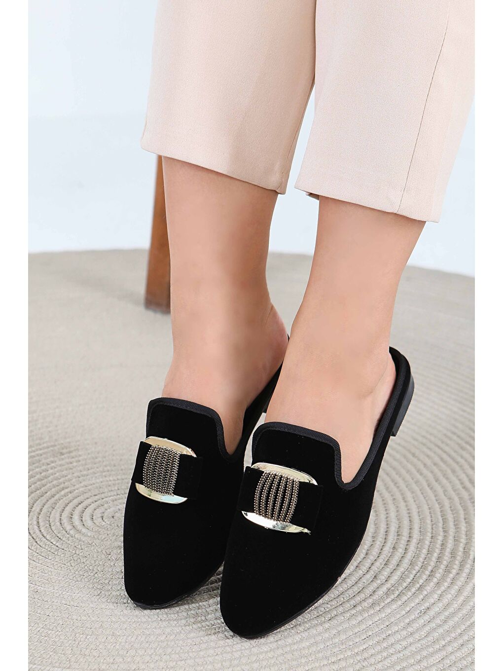 Kadın Siyah Ucu Sivri Süet Tokalı Terlik - 27786-SIYAH-2