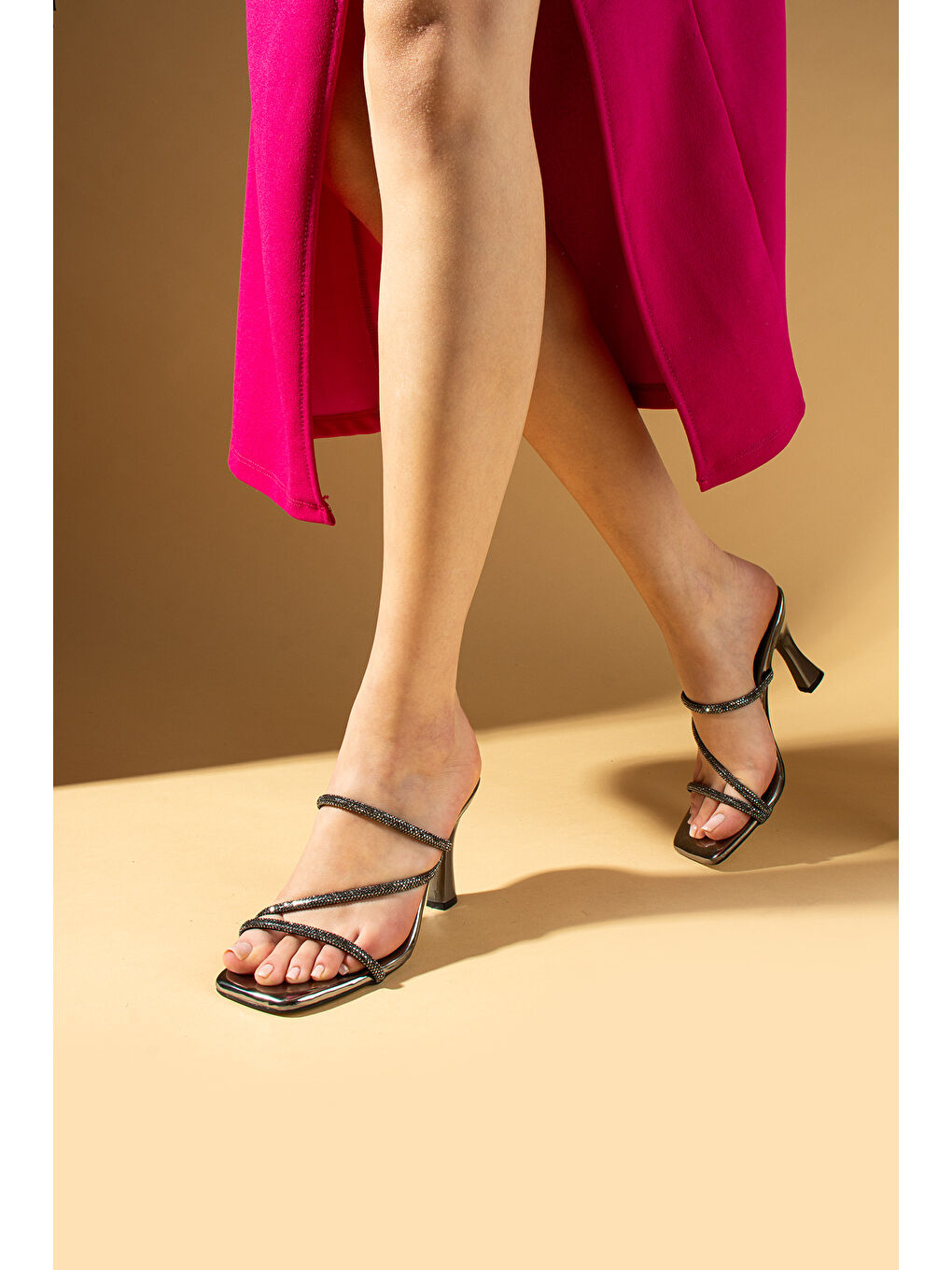 Gri Küt Burunlu İnce Bantlı Taş Detaylı Kadın Topuklu Terlik 009-38-25Taşlı-2