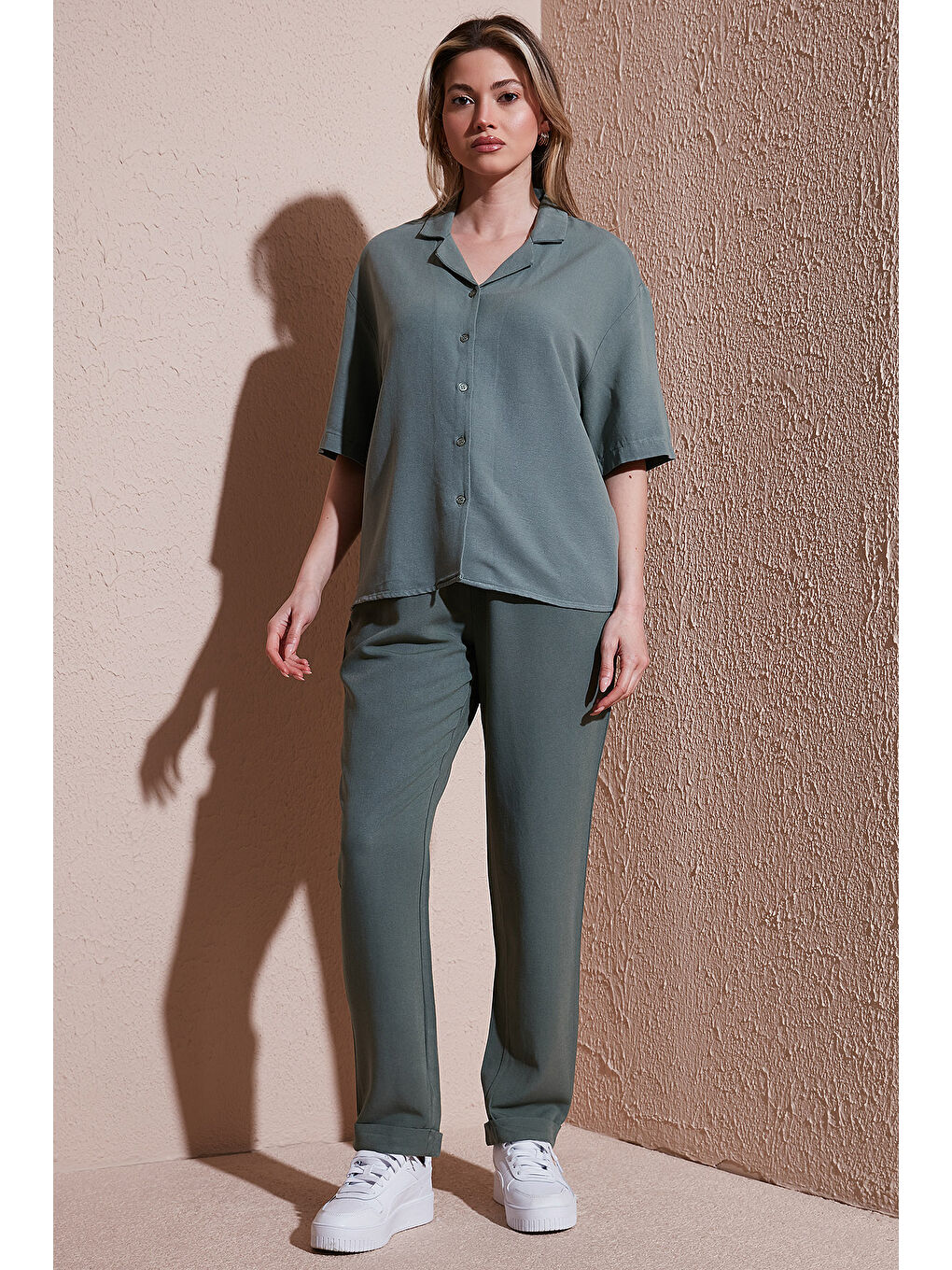 Haki Relaxed Fit Normal Bel Düz Paça Pantolon 25Y0550K1-1