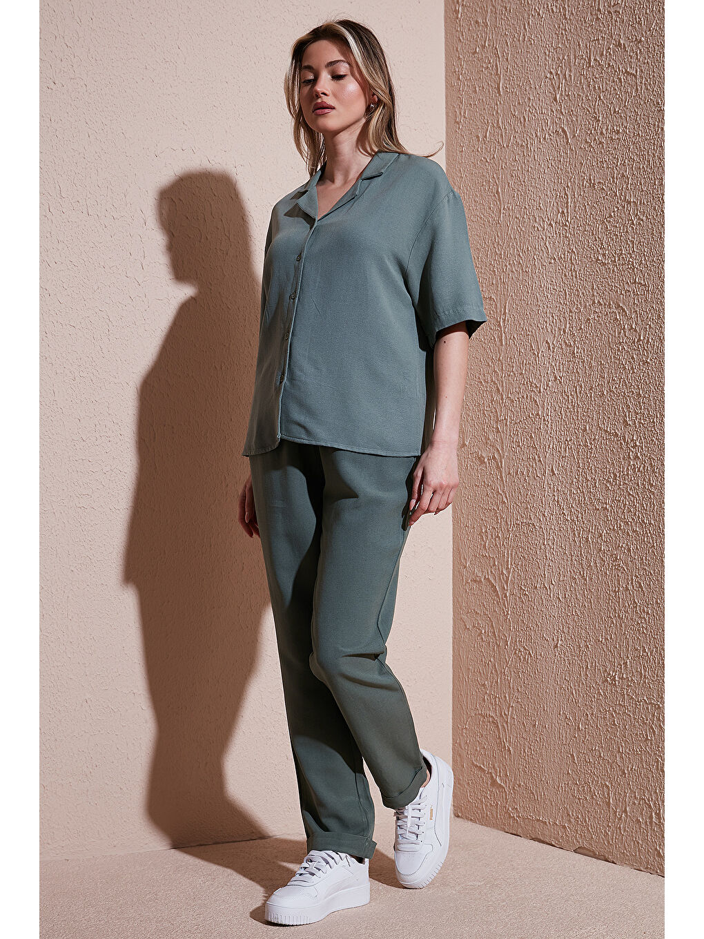 Haki Relaxed Fit Normal Bel Düz Paça Pantolon 25Y0550K1-3