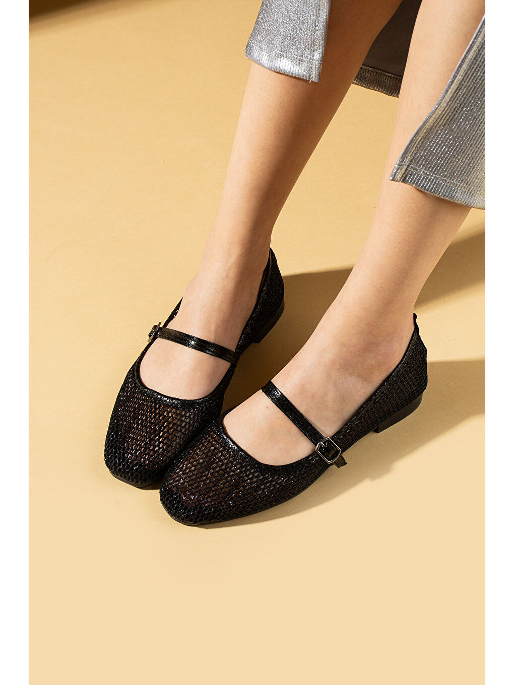 Siyah Küt Burunlu Fileli Toka Detaylı Rahat Taban Kadın Babet 008-008-25File