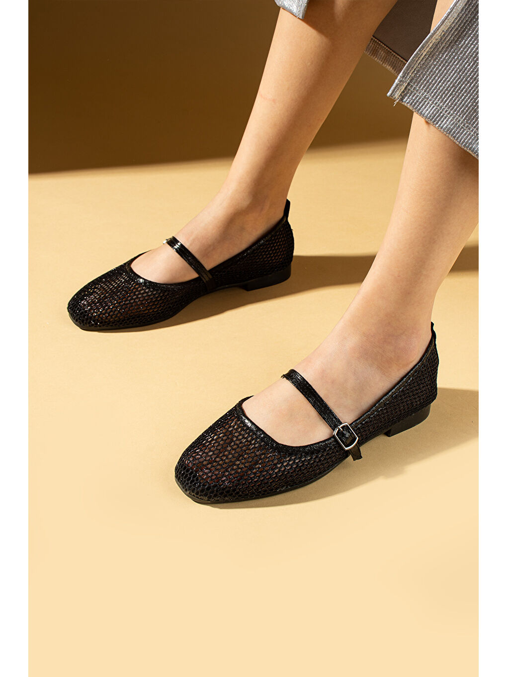 Siyah Küt Burunlu Fileli Toka Detaylı Rahat Taban Kadın Babet 008-008-25File-1