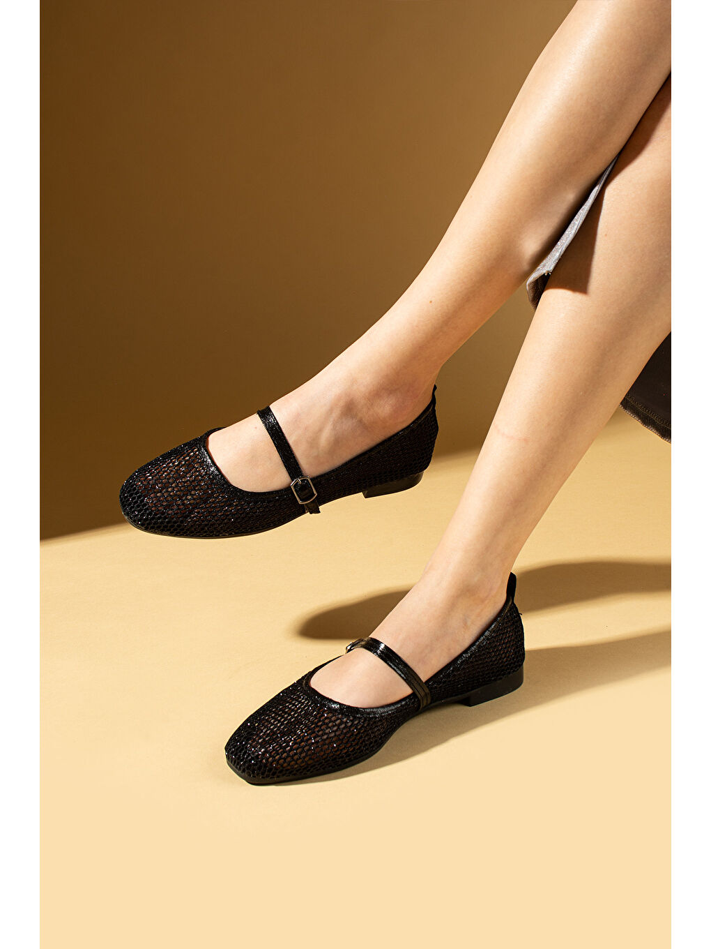 Siyah Küt Burunlu Fileli Toka Detaylı Rahat Taban Kadın Babet 008-008-25File-2