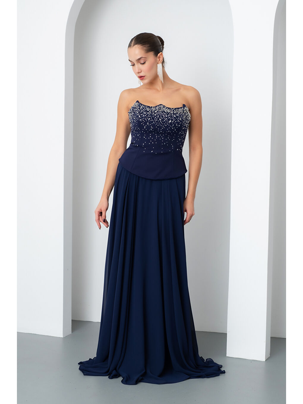 Kadın Lacivert Straplez Taşlı Uzun Tül Abiye Elbise-1