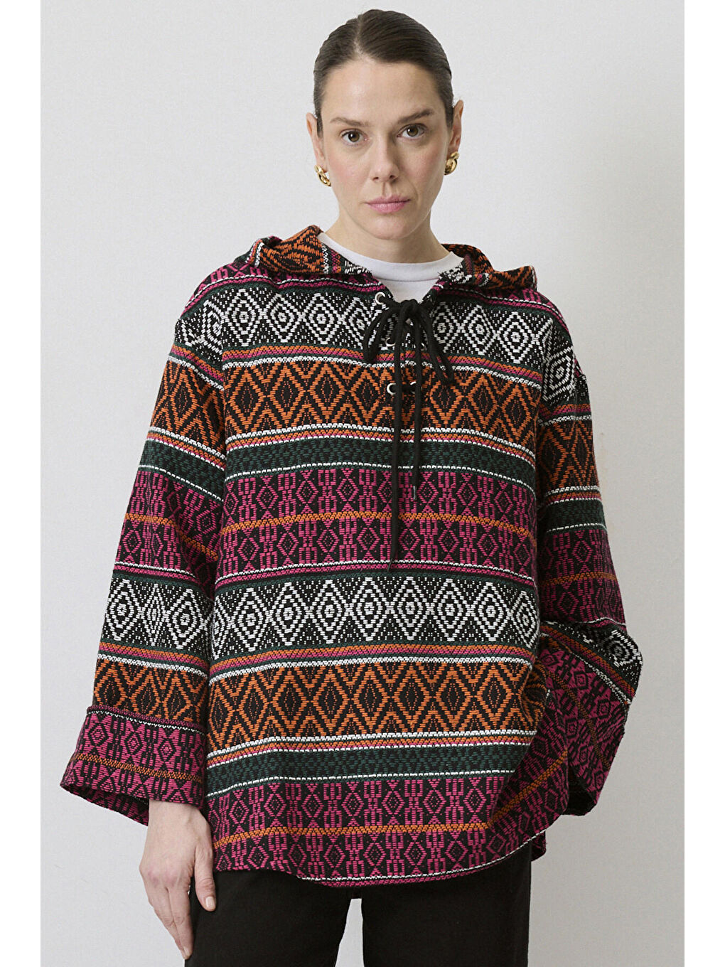 Siyah Etnik Desenli Sweatshırt-1