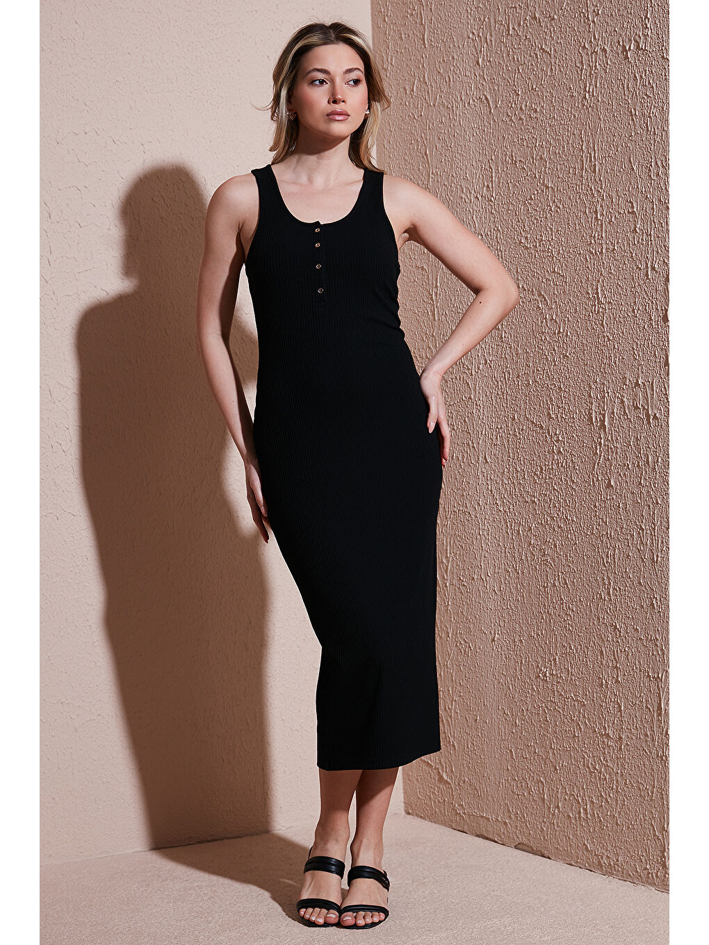 Siyah Slim Fit Yuvalak Yaka Düğmeli Midi Boy Elbise 25Y0375K1-1