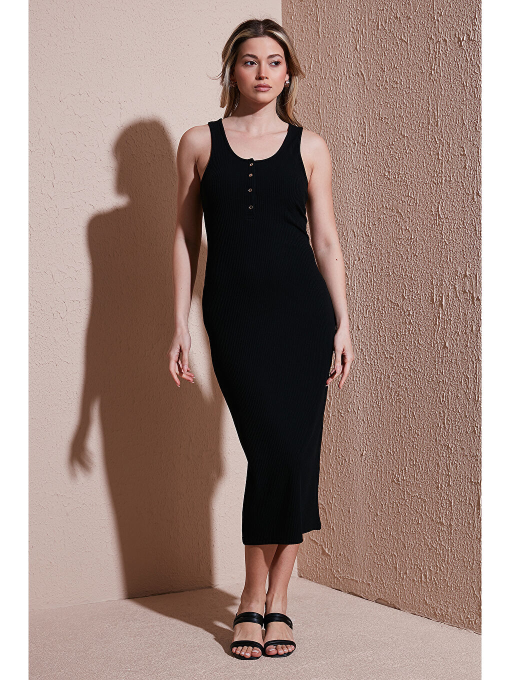 Siyah Slim Fit Yuvalak Yaka Düğmeli Midi Boy Elbise 25Y0375K1-2