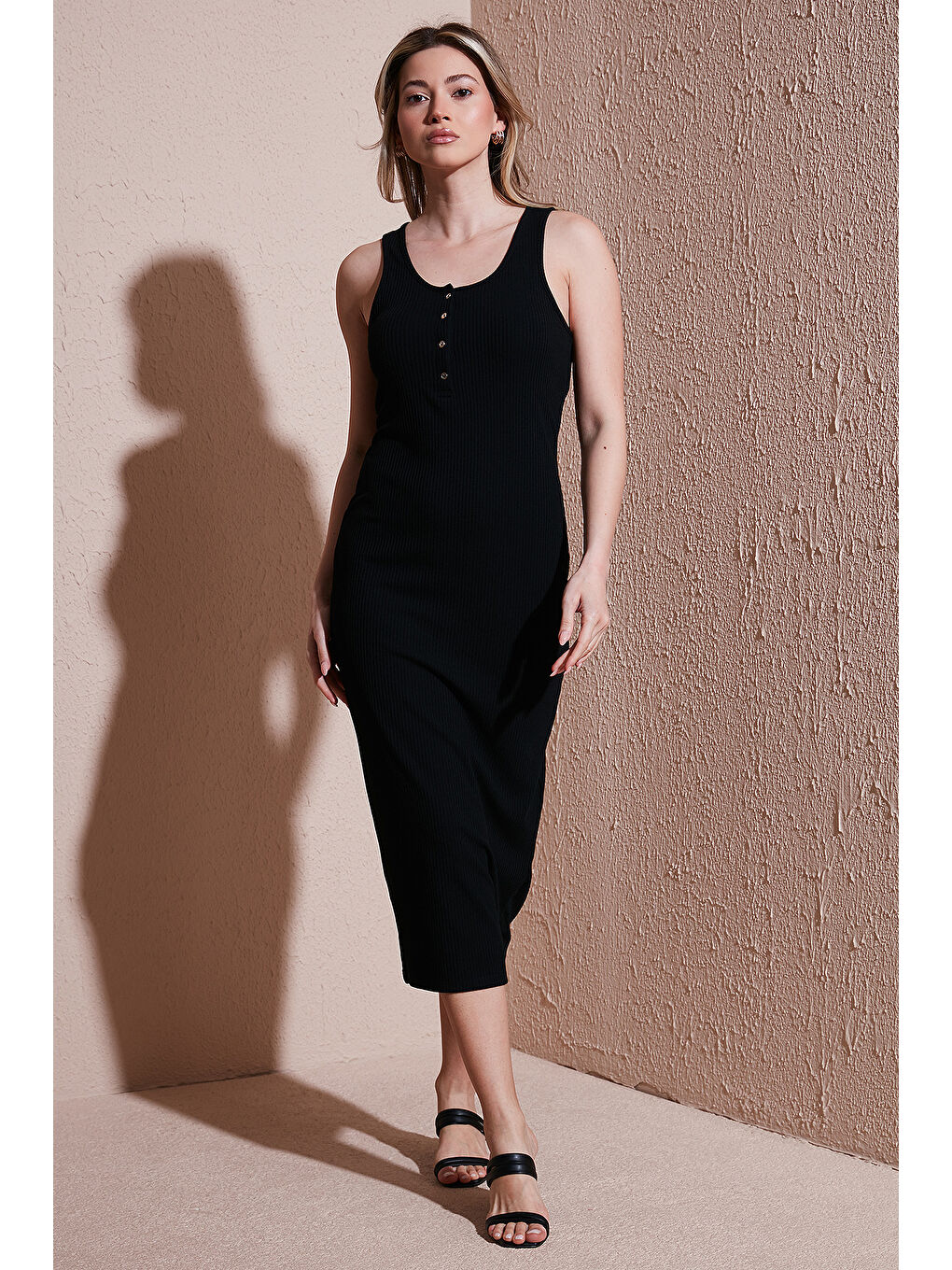 Siyah Slim Fit Yuvalak Yaka Düğmeli Midi Boy Elbise 25Y0375K1-3