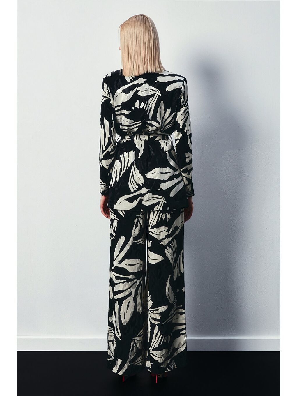 Kuşaklı Çiçek Desenli Saten Ceket - Siyah-1