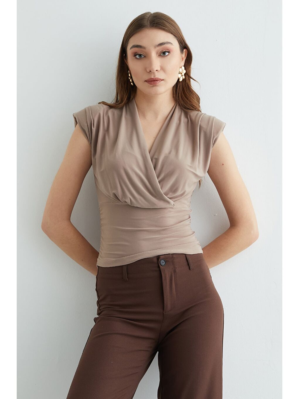 Bej Omuz Vatkalı Kruvaze Yaka Bluz