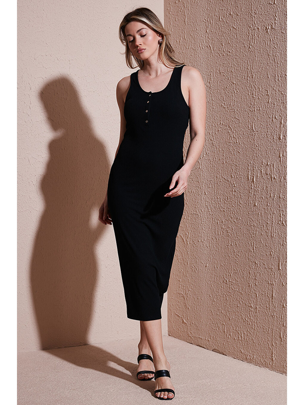 Siyah Slim Fit Yuvalak Yaka Düğmeli Midi Boy Elbise 25Y0375K1-4