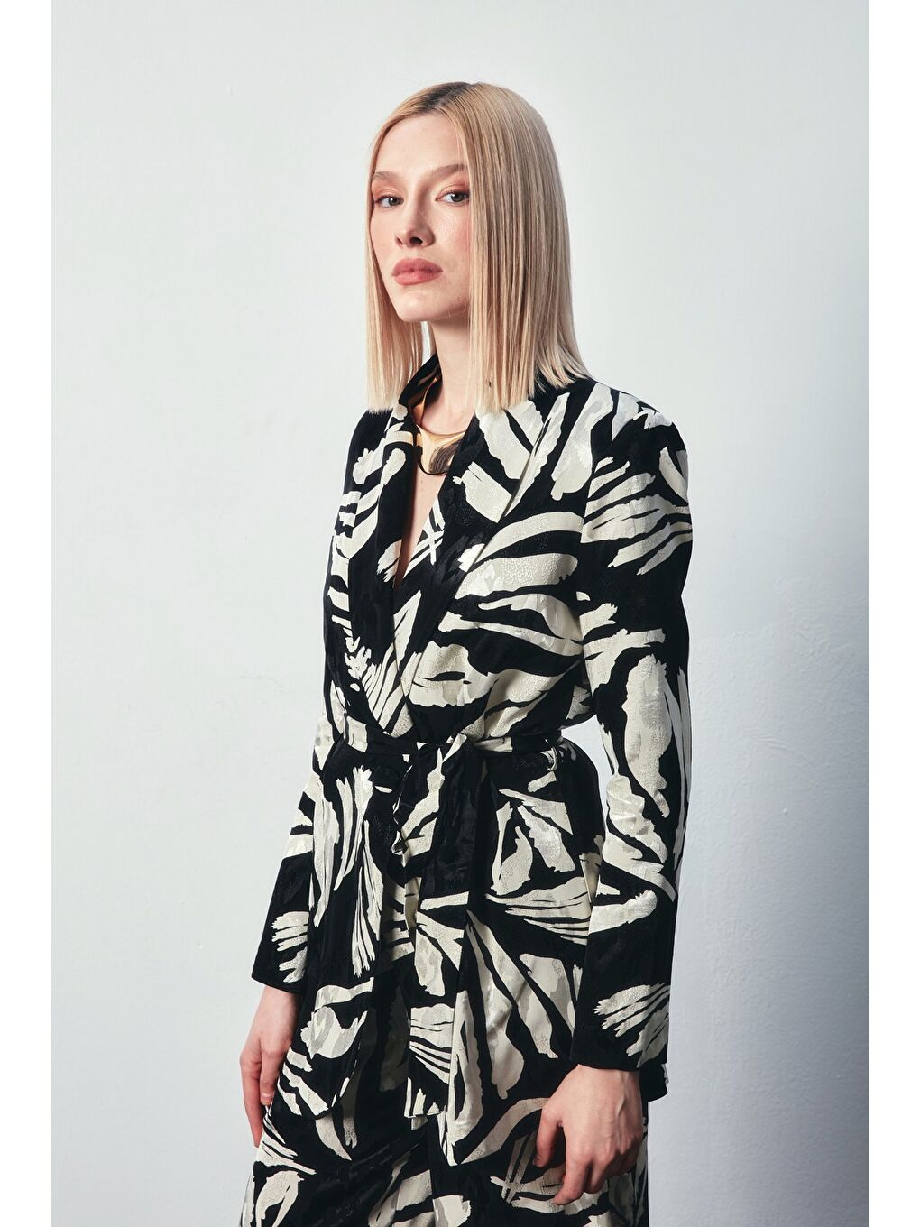 Kuşaklı Çiçek Desenli Saten Ceket - Siyah-2