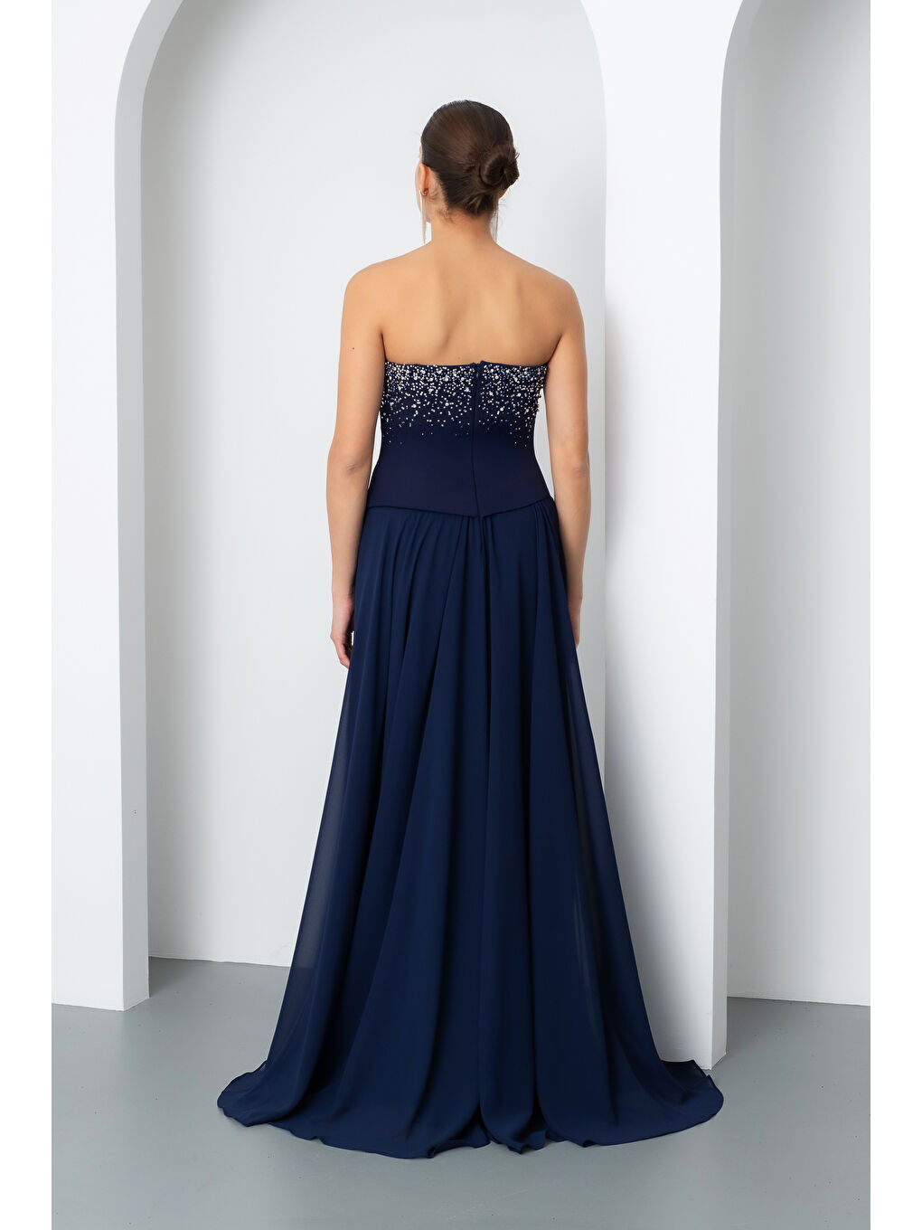 Kadın Lacivert Straplez Taşlı Uzun Tül Abiye Elbise-5