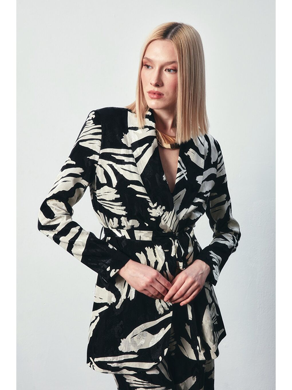 Kuşaklı Çiçek Desenli Saten Ceket - Siyah-3