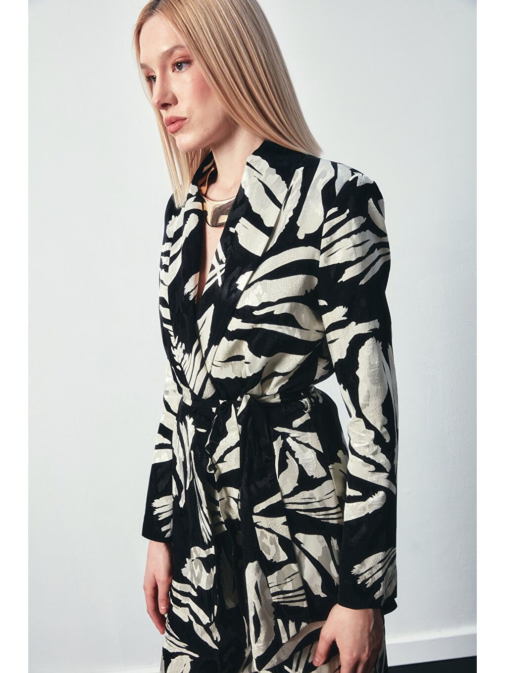 Kuşaklı Çiçek Desenli Saten Ceket - Siyah-5