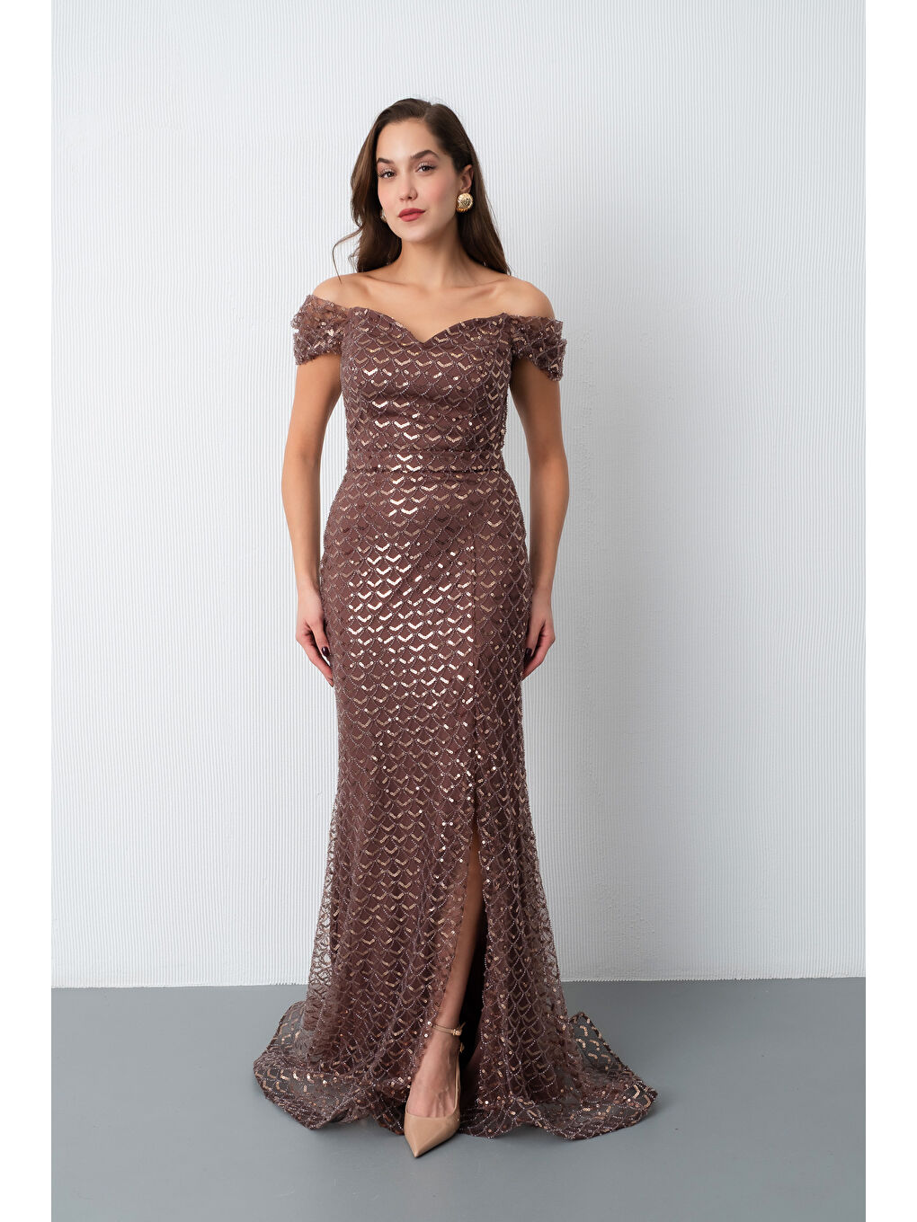 Kadın Kahverengi Madonna Yaka Boncuklu Uzun Balık Abiye Elbise-1