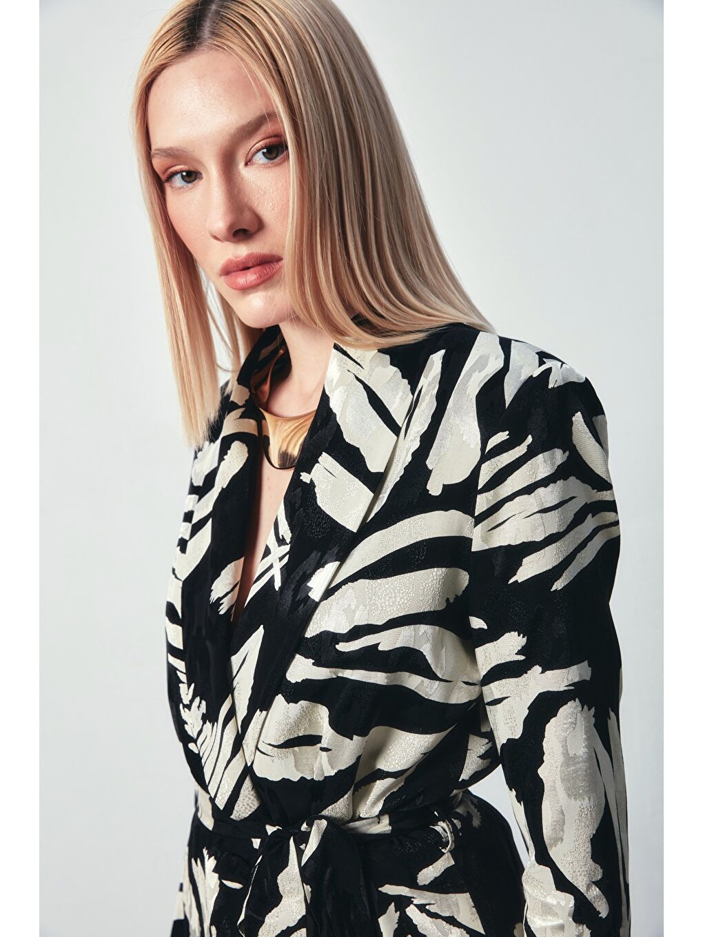 Kuşaklı Çiçek Desenli Saten Ceket - Siyah-6