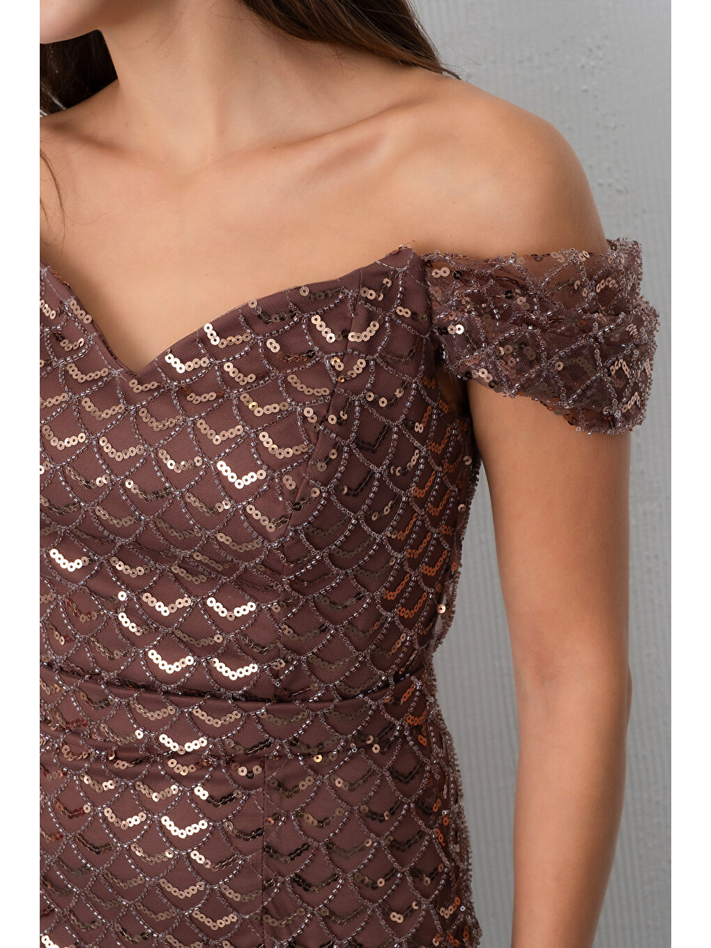 Kadın Kahverengi Madonna Yaka Boncuklu Uzun Balık Abiye Elbise-3