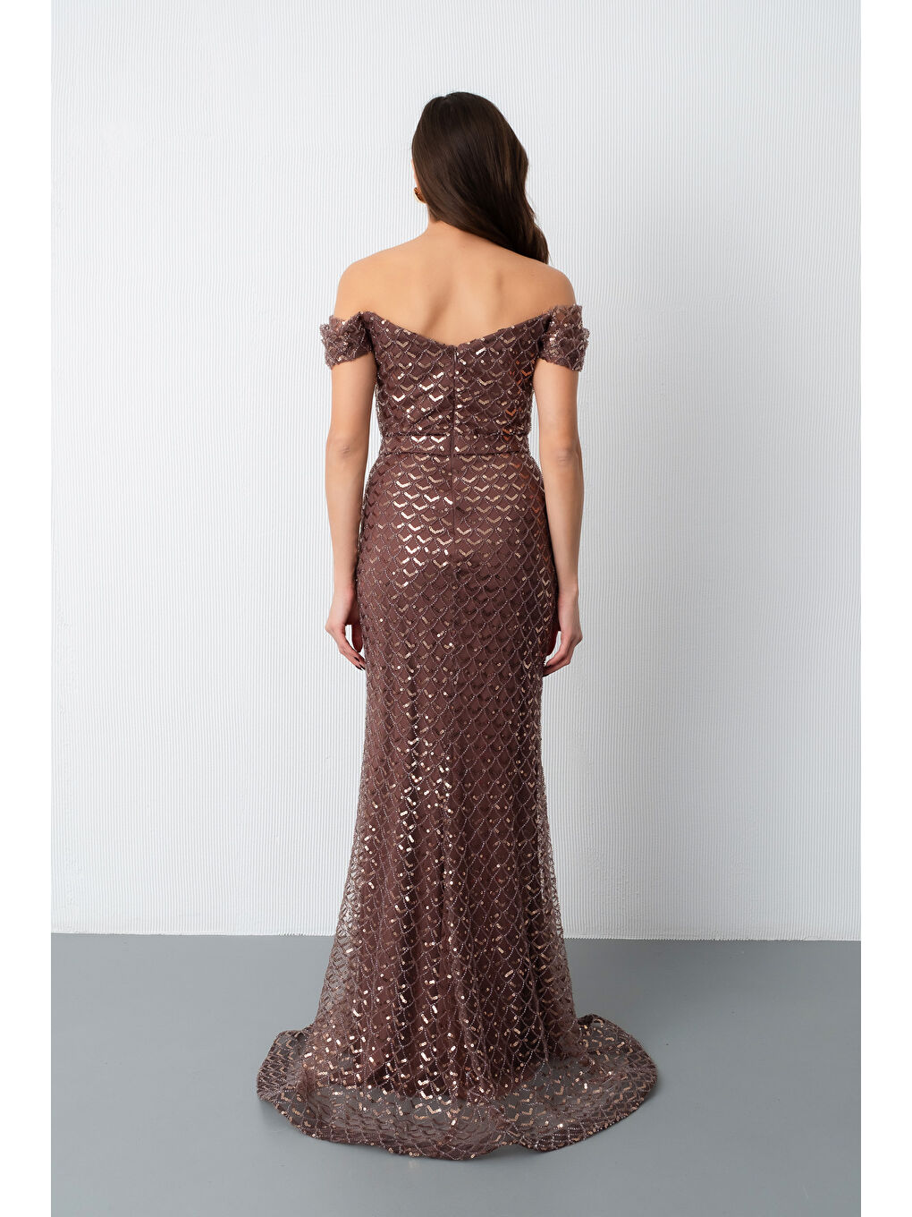 Kadın Kahverengi Madonna Yaka Boncuklu Uzun Balık Abiye Elbise-5