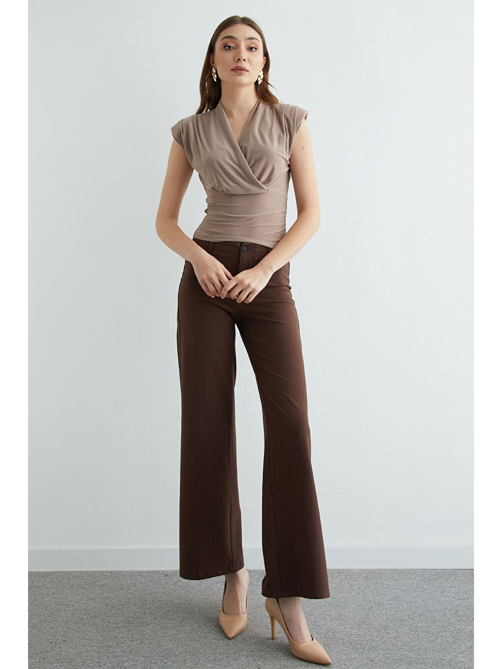 Bej Omuz Vatkalı Kruvaze Yaka Bluz-2