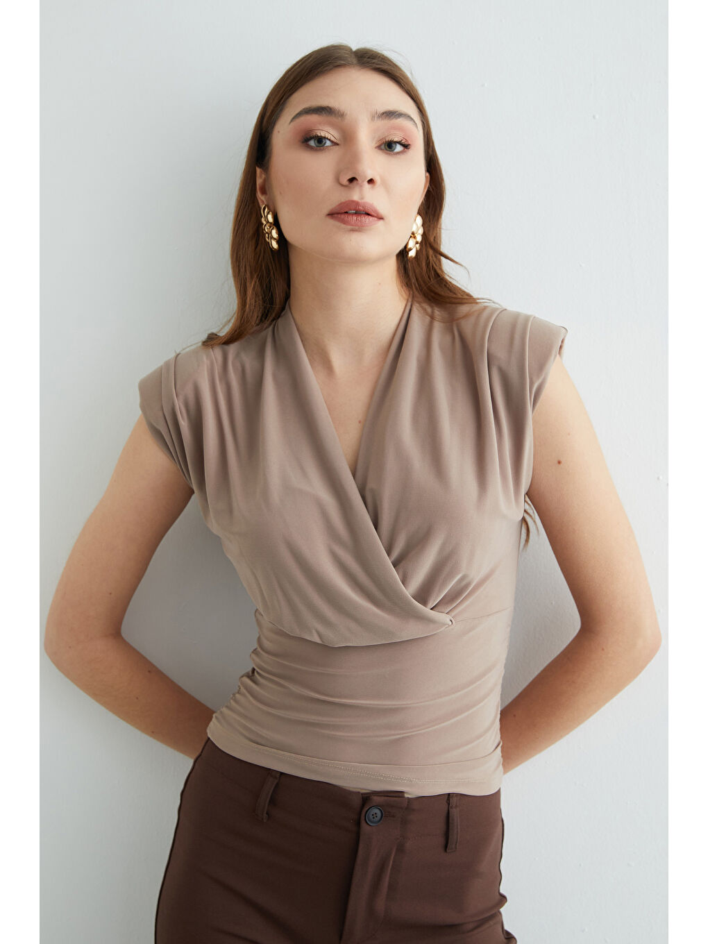 Bej Omuz Vatkalı Kruvaze Yaka Bluz-3