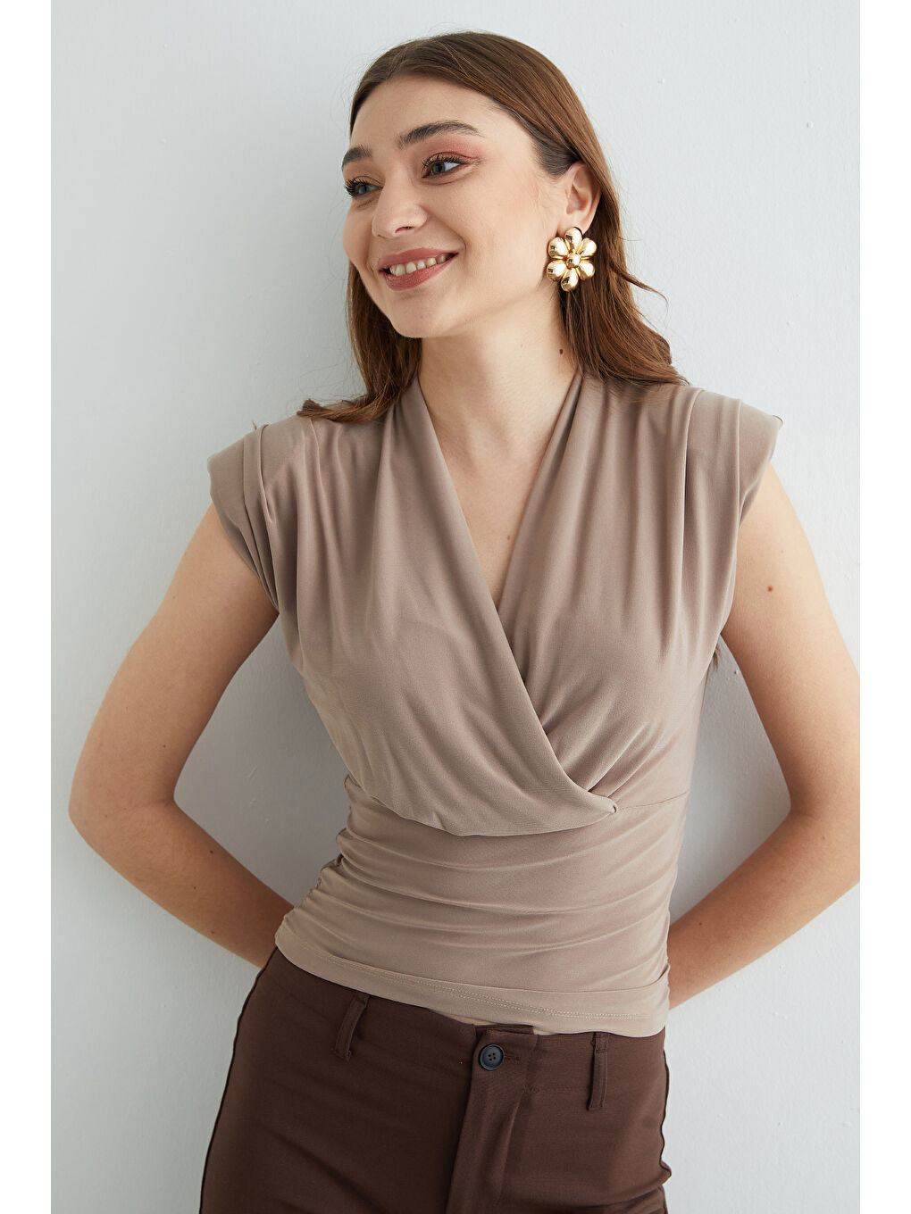 Bej Omuz Vatkalı Kruvaze Yaka Bluz-4