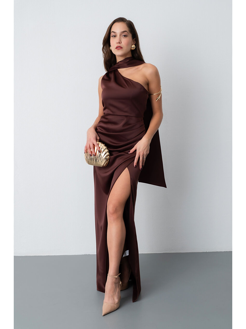 Kadın Kahverengi Fular Yaka Yırtmaçlı Uzun Saten Abiye Elbise-1