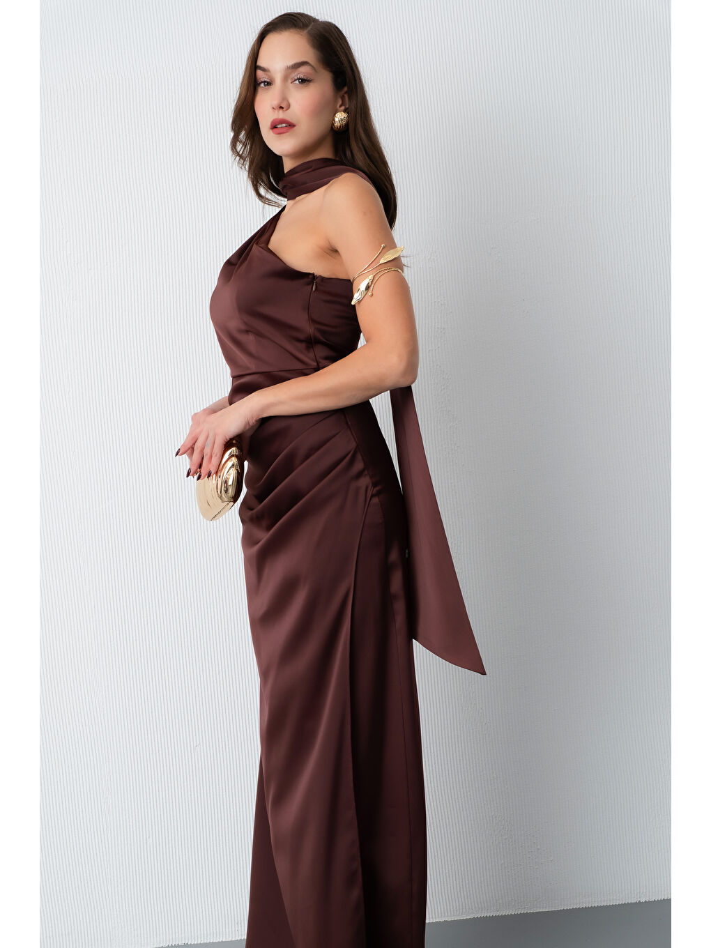 Kadın Kahverengi Fular Yaka Yırtmaçlı Uzun Saten Abiye Elbise-2