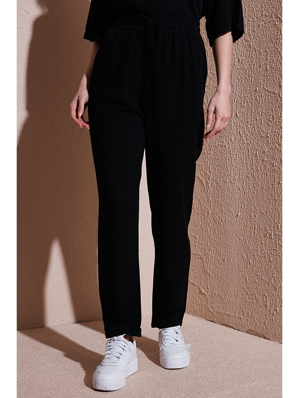 Siyah Relaxed Fit Normal Bel Düz Paça Pantolon 25Y0550K1