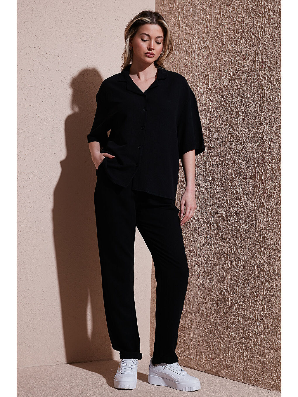 Siyah Relaxed Fit Normal Bel Düz Paça Pantolon 25Y0550K1-1