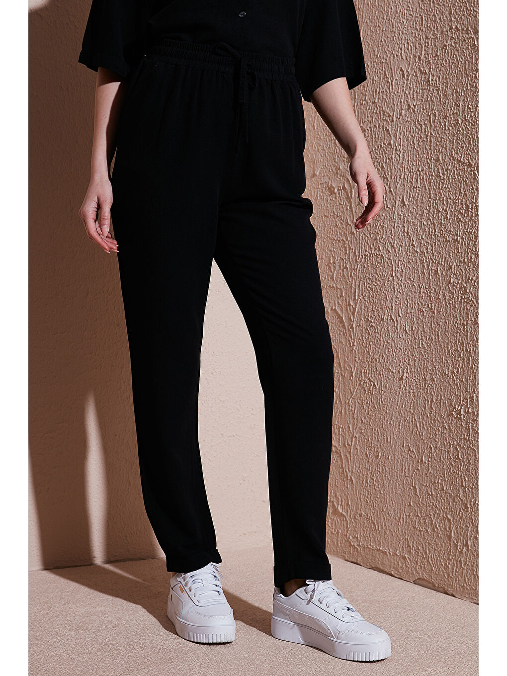 Siyah Relaxed Fit Normal Bel Düz Paça Pantolon 25Y0550K1-2