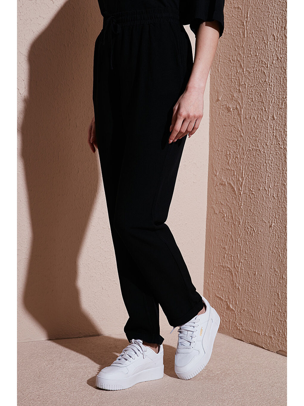 Siyah Relaxed Fit Normal Bel Düz Paça Pantolon 25Y0550K1-3