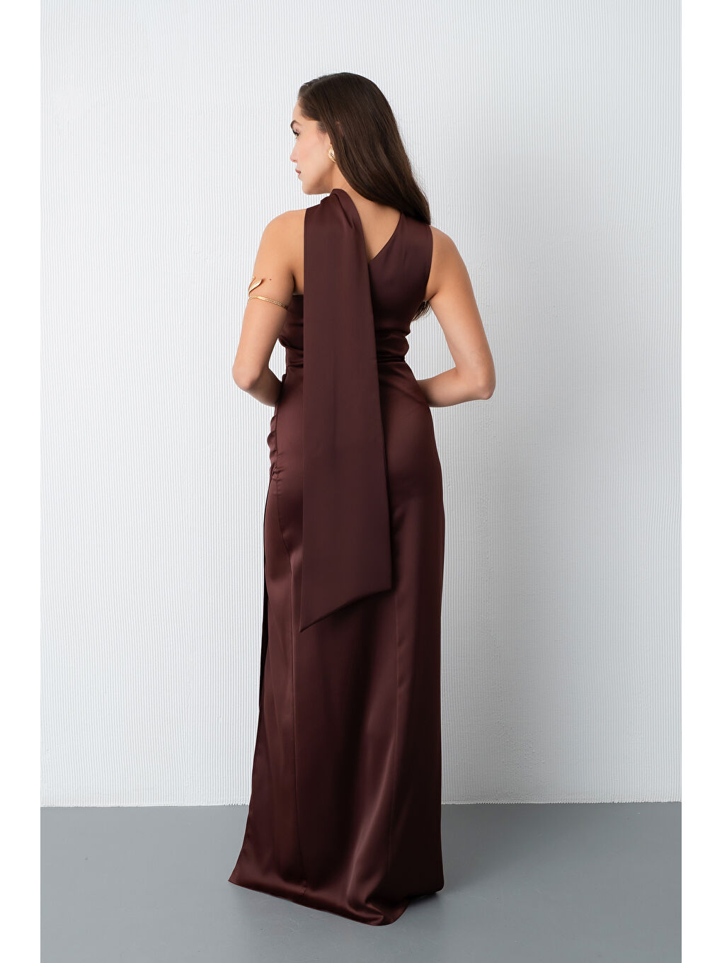 Kadın Kahverengi Fular Yaka Yırtmaçlı Uzun Saten Abiye Elbise-5