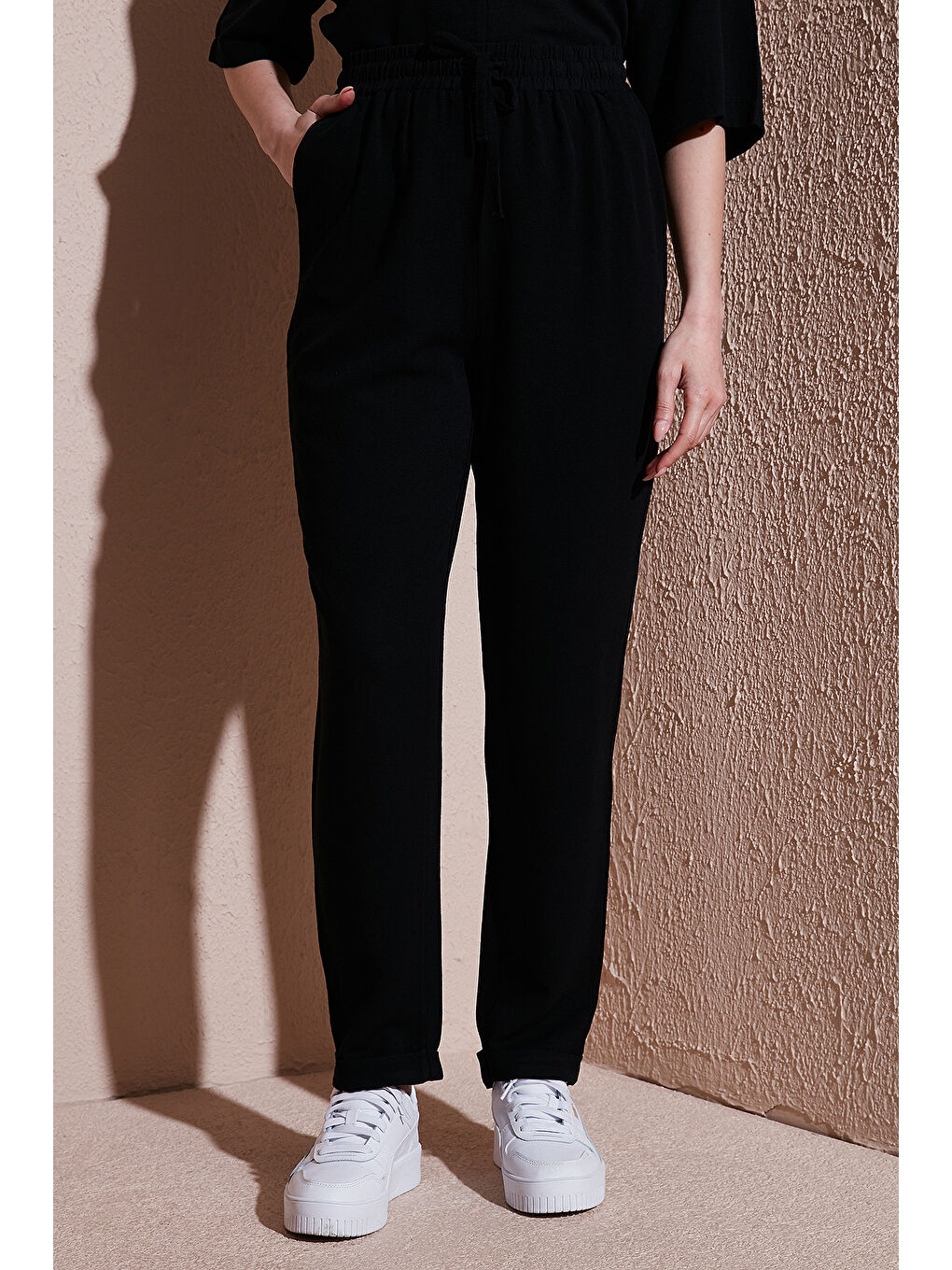 Siyah Relaxed Fit Normal Bel Düz Paça Pantolon 25Y0550K1-4