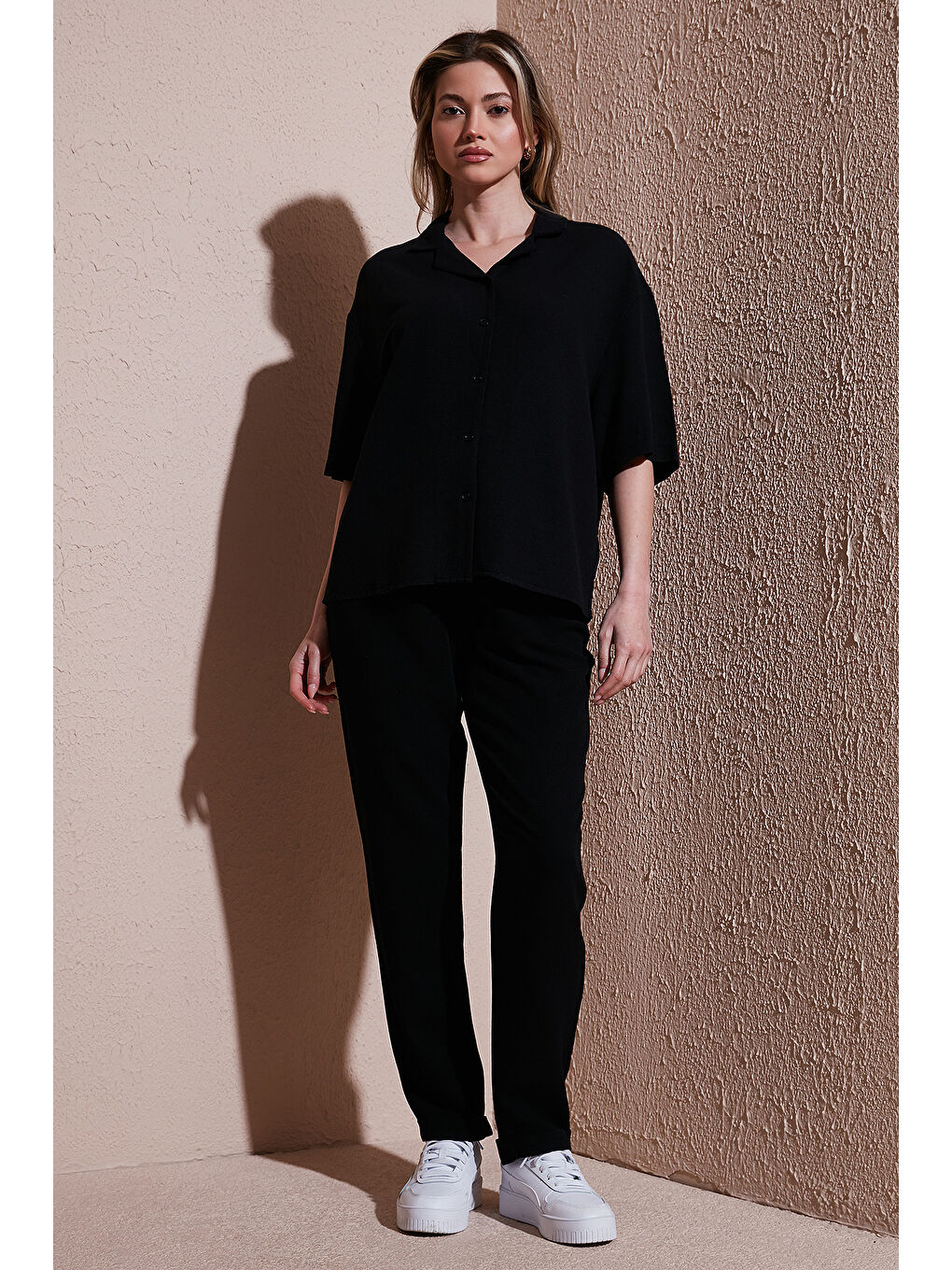 Siyah Relaxed Fit Normal Bel Düz Paça Pantolon 25Y0550K1-5