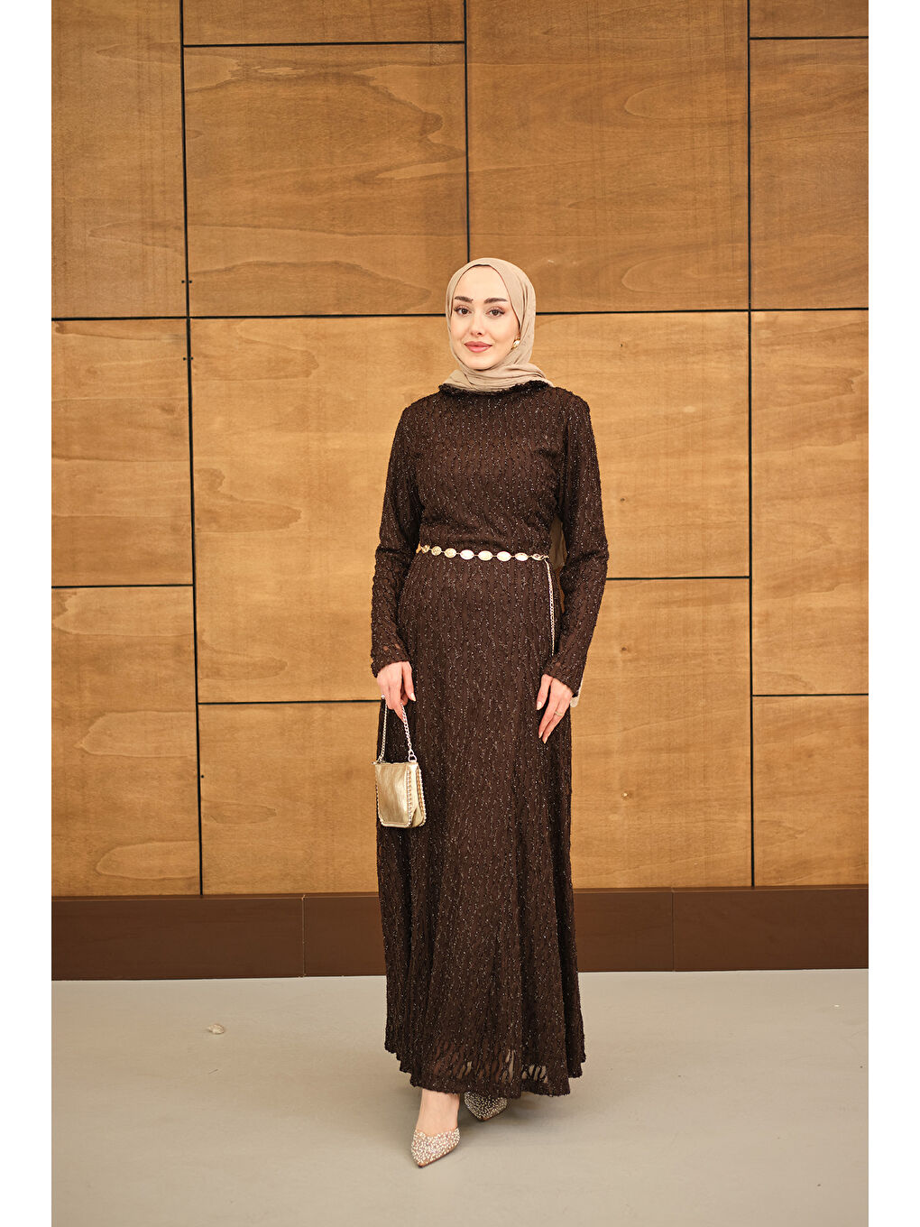 Kadın Sim Detay Kendinden Desenli Gold Kemerli Elbise Kahverengi-1