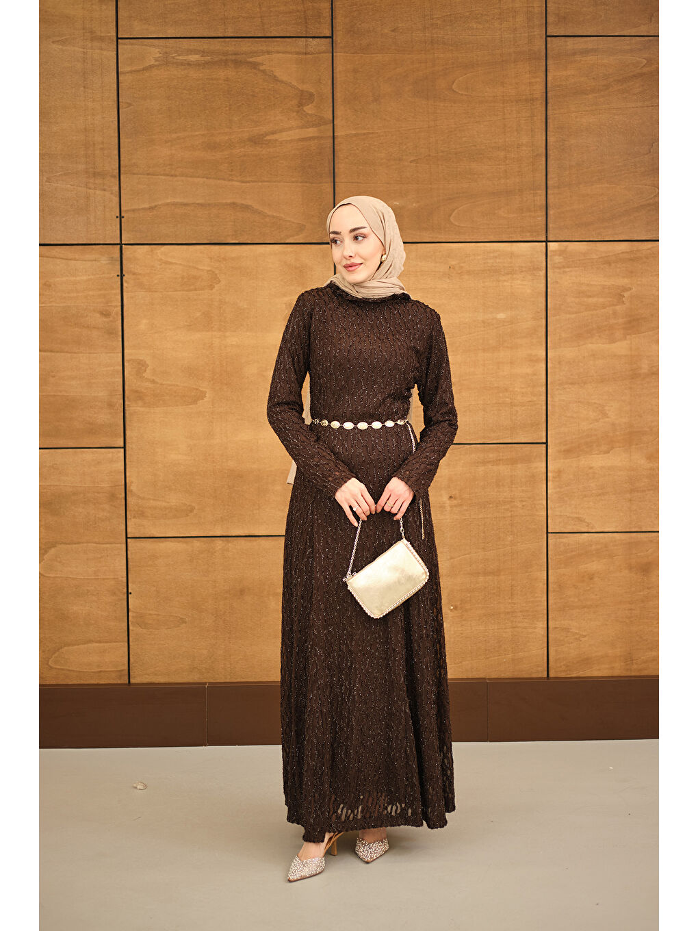 Kadın Sim Detay Kendinden Desenli Gold Kemerli Elbise Kahverengi-3