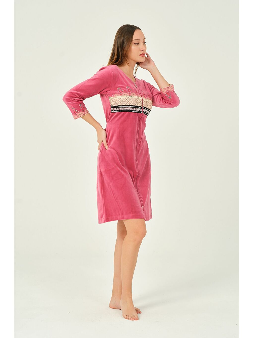 Pembe Dantel Ve Nakış Detaylı Fermuarlı Cepli Kadife Elbise