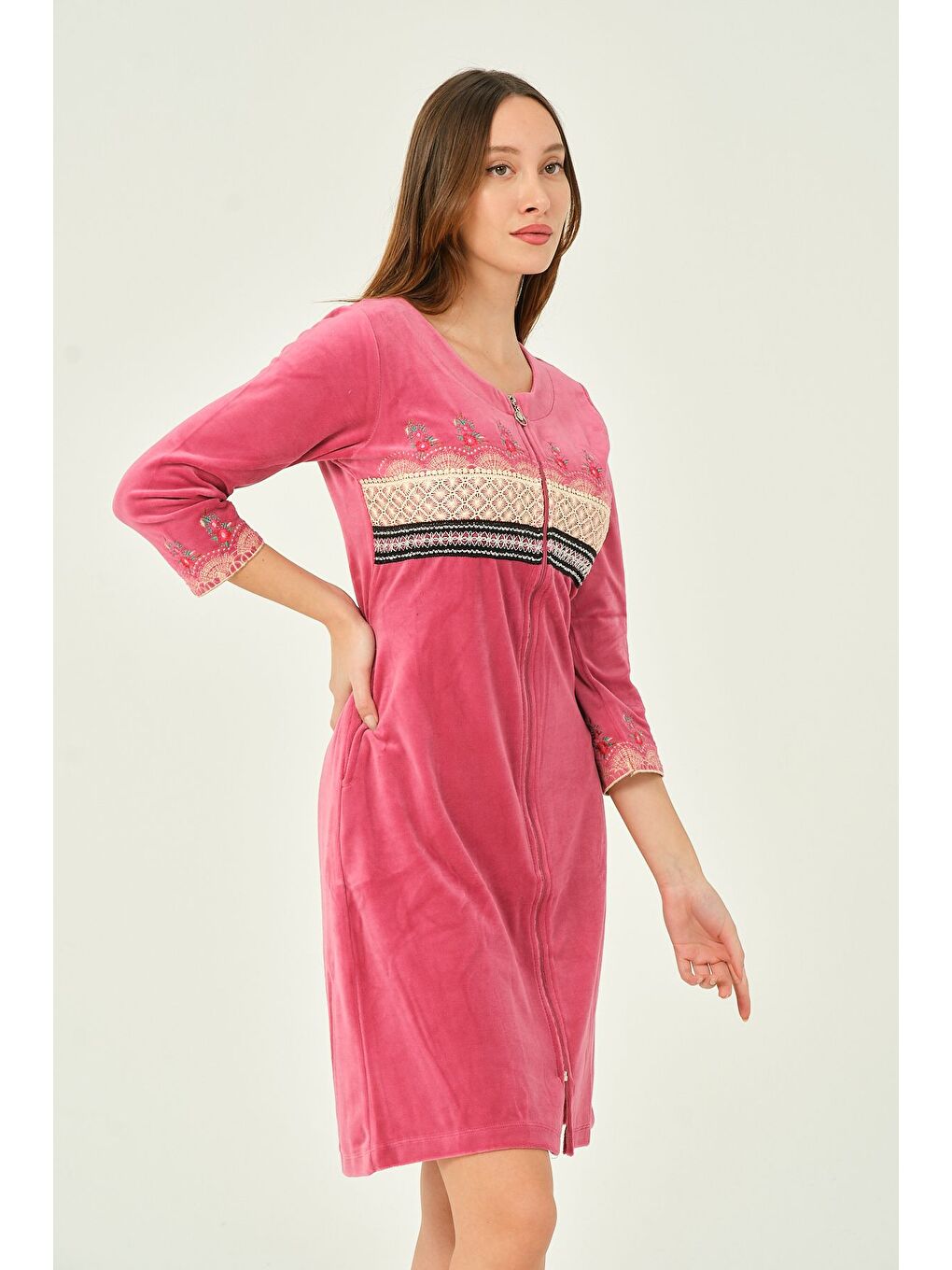 Pembe Dantel Ve Nakış Detaylı Fermuarlı Cepli Kadife Elbise-3